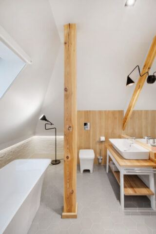 podłoga z deski dębowej w kolorze B22 szerokość 180 mm na ogrzewanie podłogowe w łazience realizacja Wrocław ComfortPlus