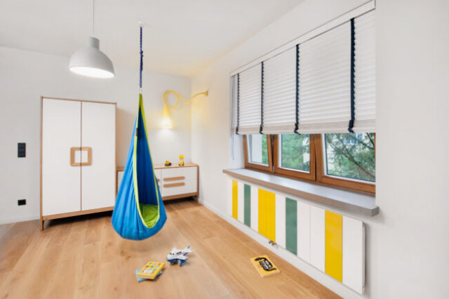 Jasna podłoga z deski dębowej w kolorze B22 w aranżacji pokoju dziecięcego realizacja Comfort Plus