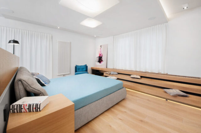 Podłoga dębowa B22 w sypialni – szeroka deska 180 mm, ogrzewanie podłogowe