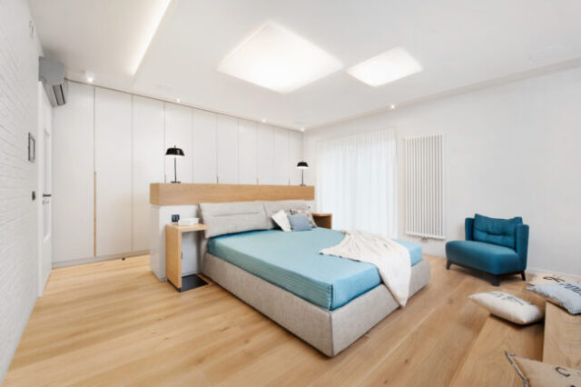 Deska dębowa kolor B22 w sypialni dla gości, podłoga 180 mm na ogrzewaniu podłogowym Wrocław