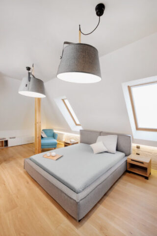 Drewniana podłoga dębowa w kolorze B22 w sypialni gościnnej – realizacja Wrocław