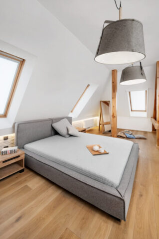 Jasna podłoga z deski dębowej w kolorze B22 w sypialni gościnnej