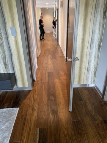 Egzotyczna podłoga drewniana amazouke w nowoczesnym korytarzu