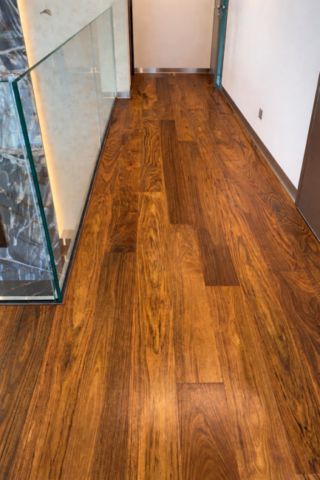 Podłoga z drewna amazouke w przestronnym korytarzu w domu jednorodzinnym