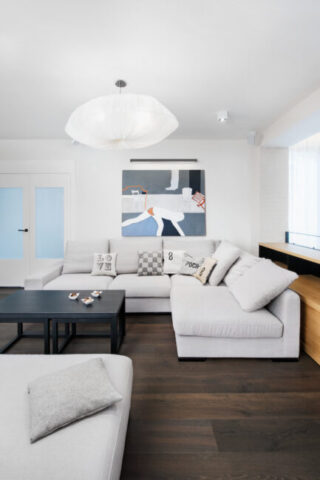 drewniana podłoga dąb wędzony 220 mm w eleganckim gabinecie