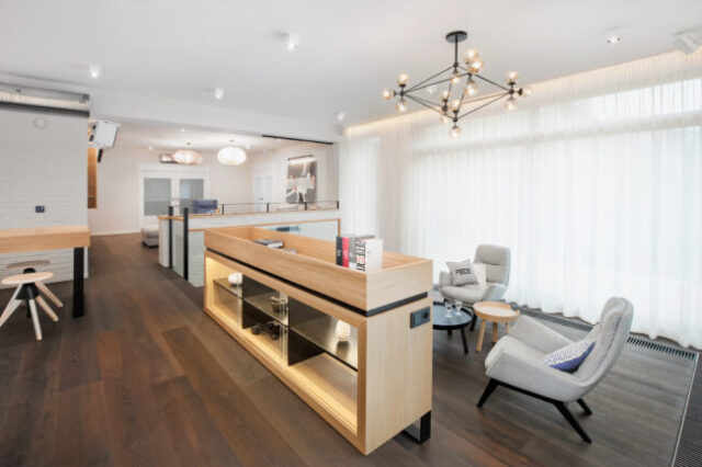 deska dębowa wędzona kolor D15 w dużym salonie – szerokie deski 220 mm