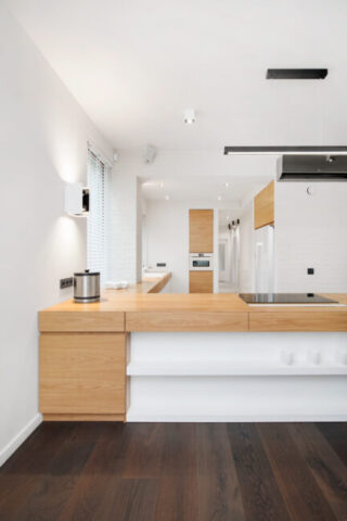 podłoga dębowa warstwowa wędzona kolor D15 szeroka deska 220 mm w kuchni Wrocław