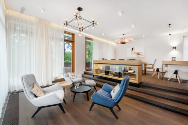 elegancka podłoga dębowa wędzona D15 szeroka deska 220 mm w przestronnym salonie Wrocław