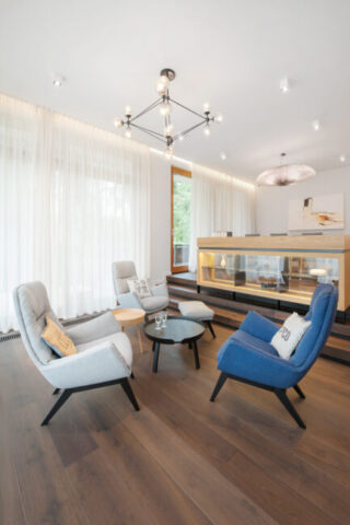 naturalna podłoga dębowa wędzona kolor D15 szeroka deska 220 mm salon Wrocław producent